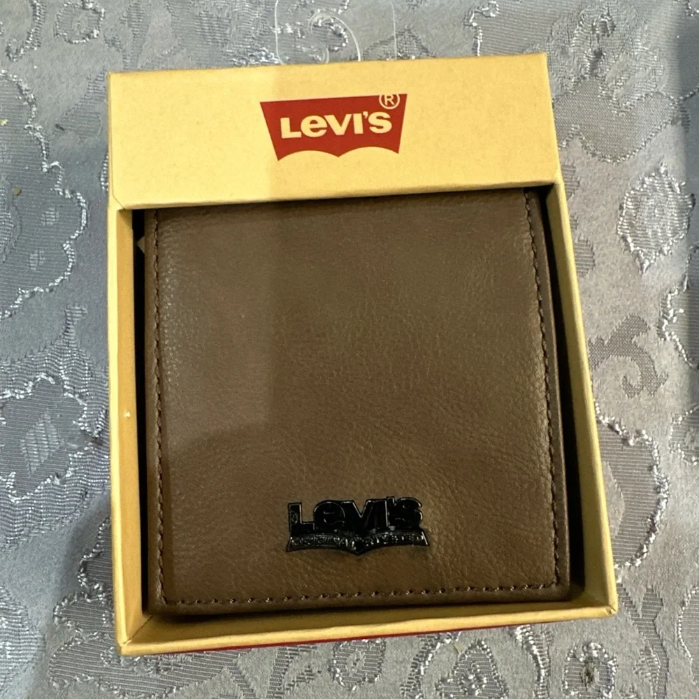 Levi's Tan Leather Wallet with Metallic Logo